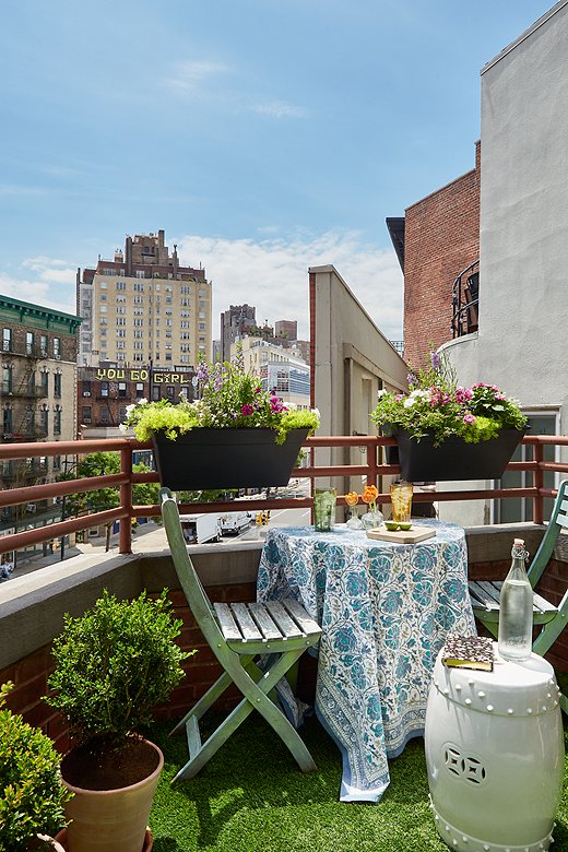 Samantha’s apartment boasts a charming balcony overlooking New York’s West Village and with a view of the World Trade Center. A small table for two enables alfresco dinners, weather permitting. Find the garden stool here.
